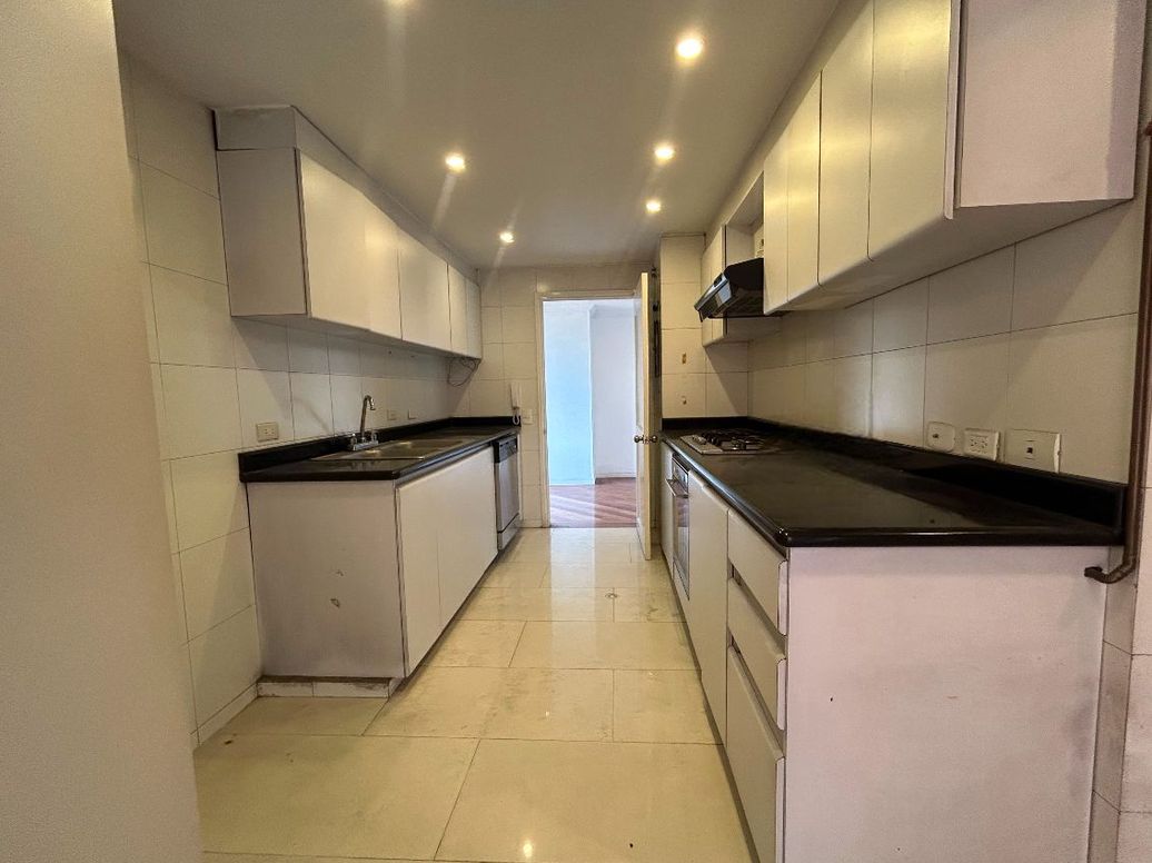 Apartamento de 3 alcobas en arriendo en Chico, Bogotá, 225 m² · foto 9 de 20