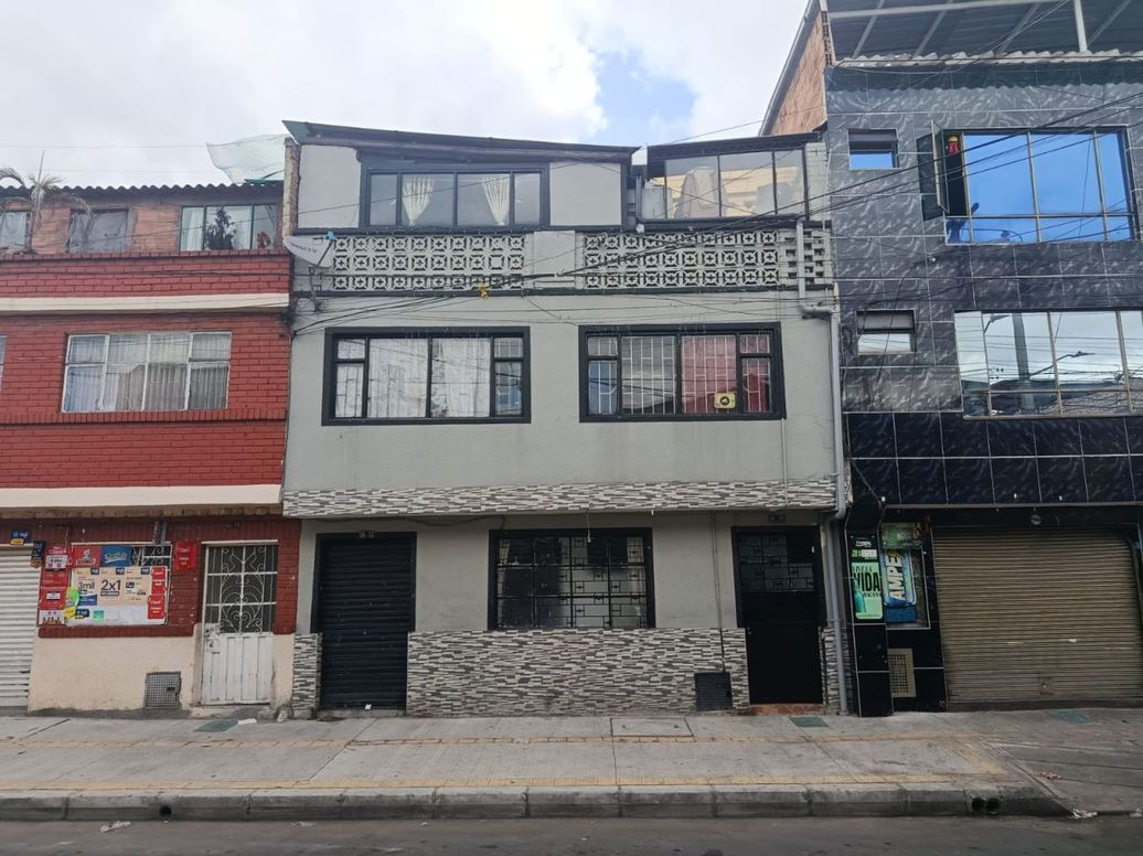 Casa de 6 alcobas en venta en Bellavista Occidental, Bogotá, 240 m² · foto 3 de 3