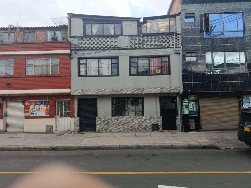 Casa de 6 alcobas en venta en Bellavista Occidental, Bogotá, 240 m² · foto 2 de 3