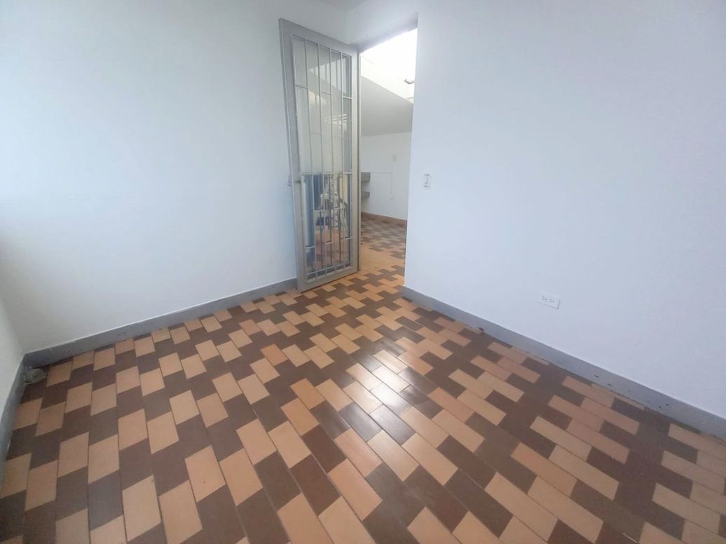 Casa de 10 alcobas en arriendo en Normandía, Bogotá, 270 m² · foto 11 de 16