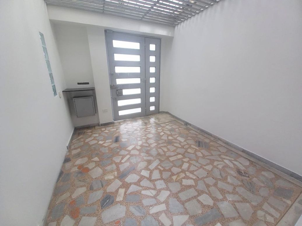 Casa de 10 alcobas en arriendo en Normandía, Bogotá, 270 m² · foto 2 de 16