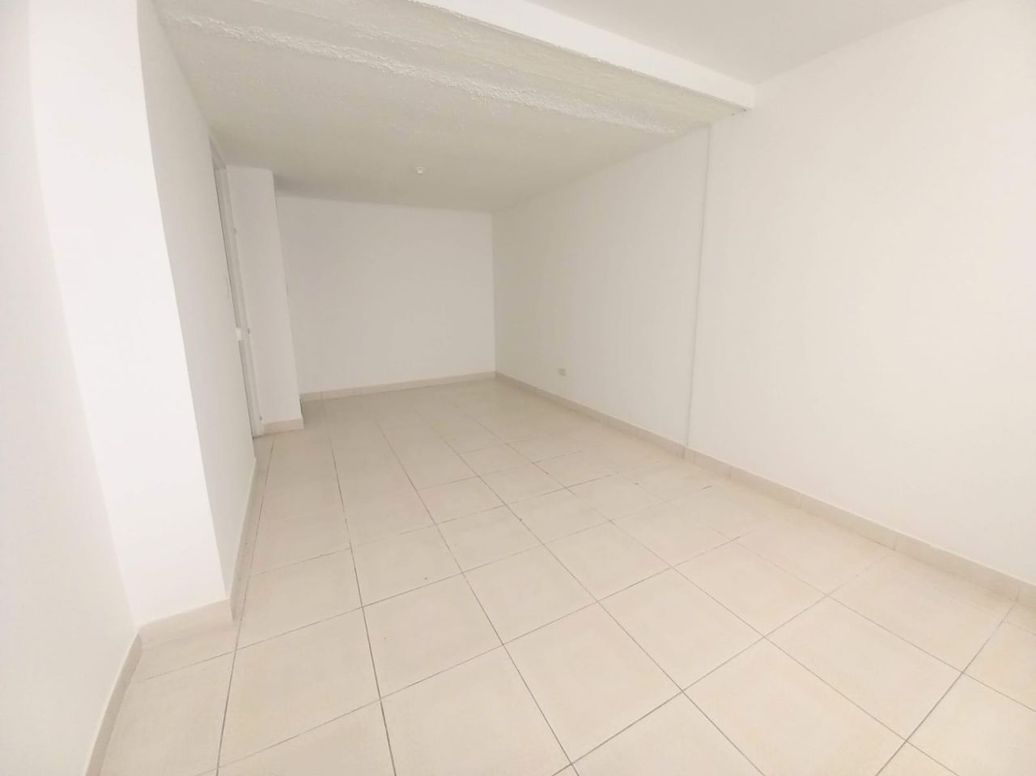 Casa de 10 alcobas en arriendo en Normandía, Bogotá, 270 m² · foto 9 de 16