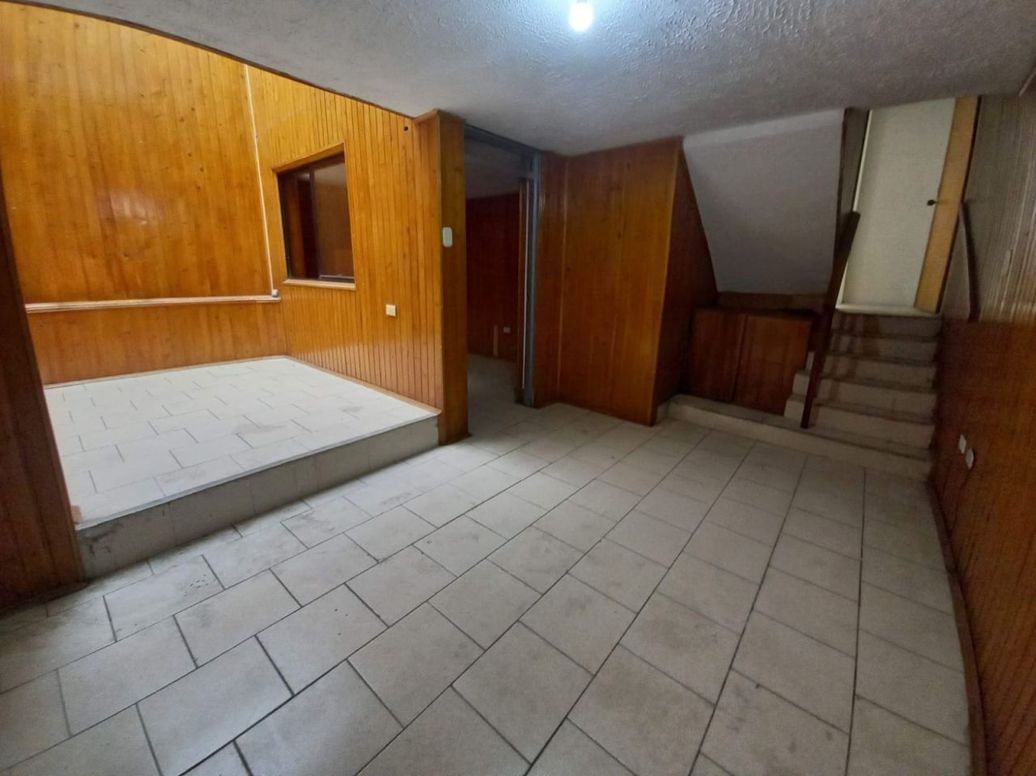 Casa de 10 alcobas en arriendo en Normandía, Bogotá, 270 m² · foto 3 de 16