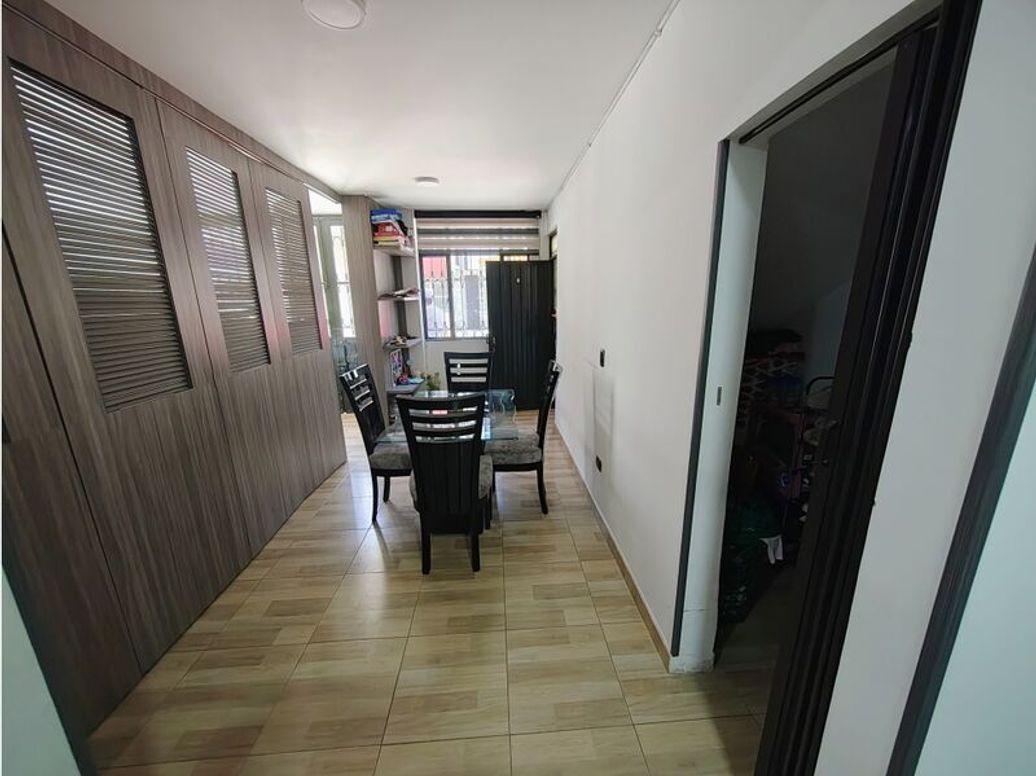 Casa de 6 alcobas en venta en Escocia, Bogotá, 144 m² · foto 2 de 20