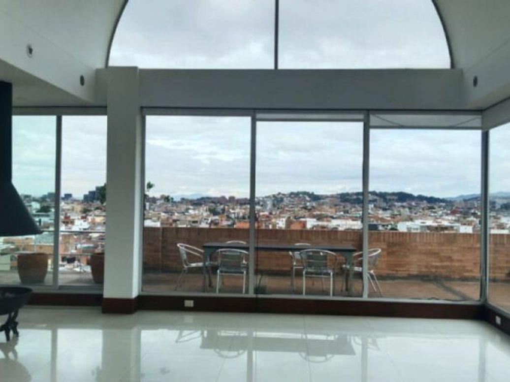 Apartamento de 3 alcobas en venta en Santa Barbara Central, Bogotá, 291 m² · foto 2 de 20