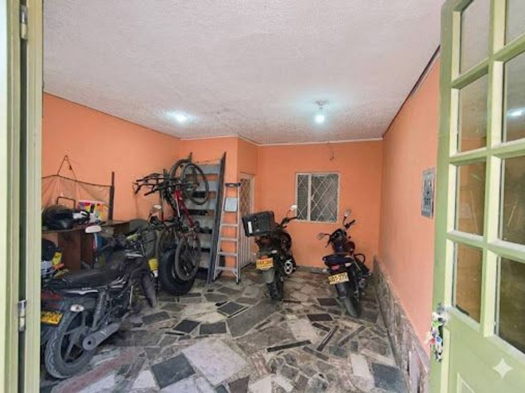 Casa de 13 alcobas en venta en Villa Elisa, Bogotá, 219 m² · foto 2 de 20