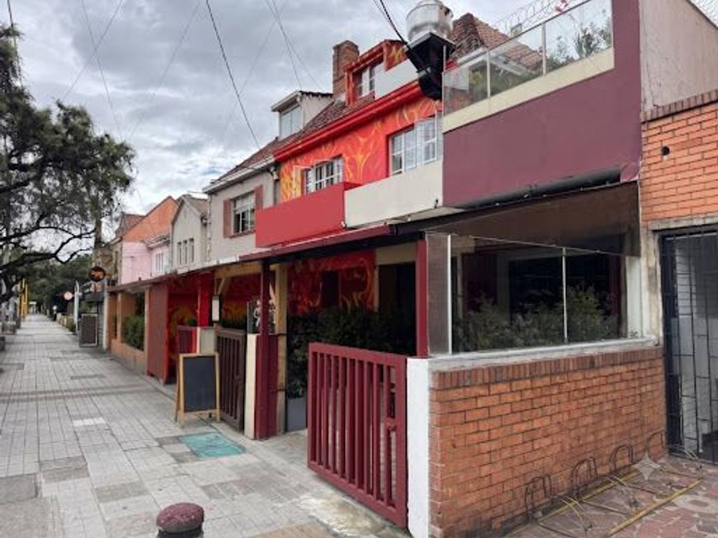 Casa de 6 alcobas en venta en Quinta Camacho, Bogotá, 258 m² · foto 2 de 8