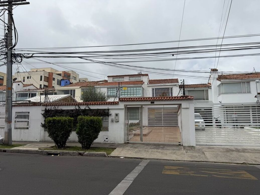 Casa de 4 alcobas en venta en Los Cedritos, Bogotá, 287 m² · foto 3 de 11