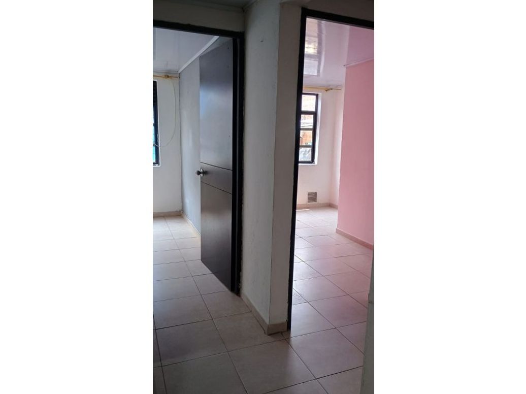 Casa de 11 alcobas en venta en El Refugio, Bogotá, 216 m² · foto 12 de 18