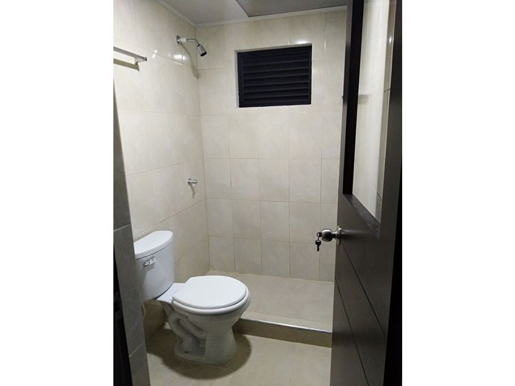 Casa de 11 alcobas en venta en El Refugio, Bogotá, 216 m² · foto 18 de 18