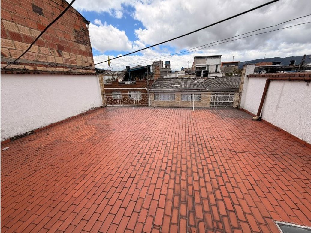 Casa de 8 alcobas en venta en La Aurora, Bogotá, 260 m² · foto 8 de 17