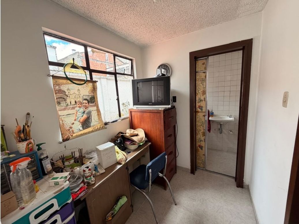 Casa de 8 alcobas en venta en La Aurora, Bogotá, 260 m² · foto 9 de 17
