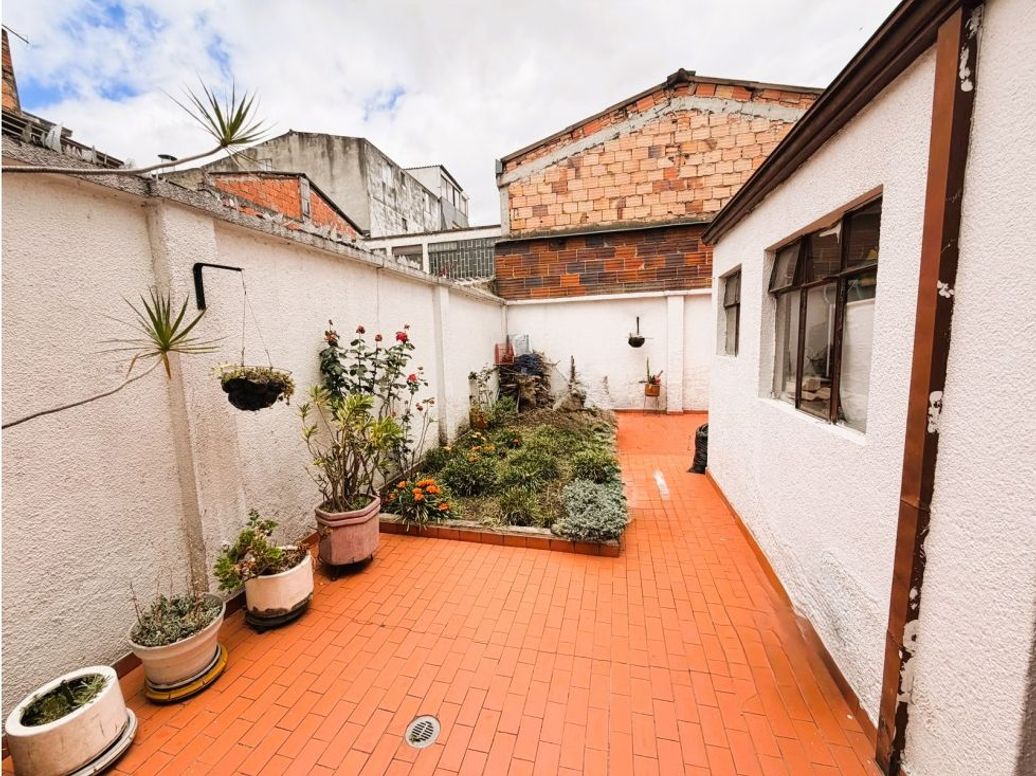 Casa de 8 alcobas en venta en La Aurora, Bogotá, 260 m² · foto 7 de 17