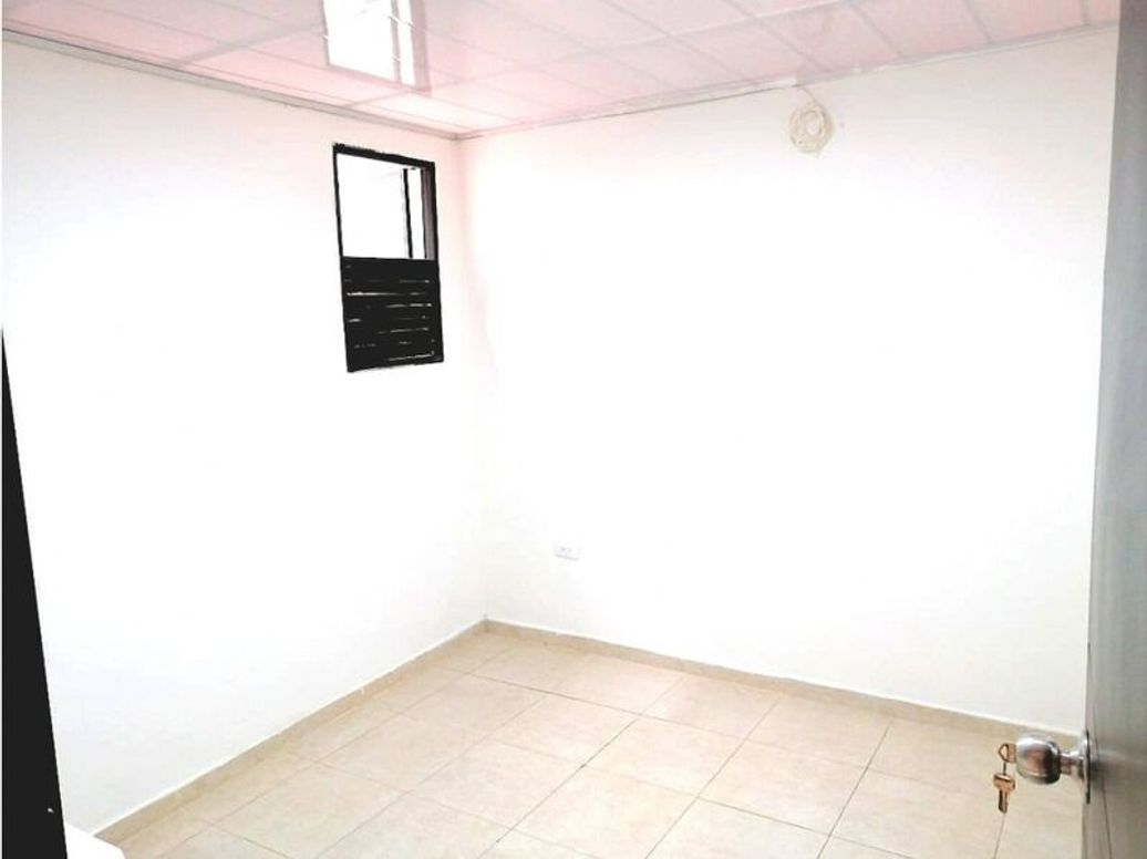 Casa de 11 alcobas en venta en El Refugio, Bogotá, 72 m² · foto 13 de 18