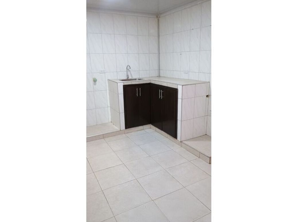 Casa de 11 alcobas en venta en El Refugio, Bogotá, 72 m² · foto 14 de 18