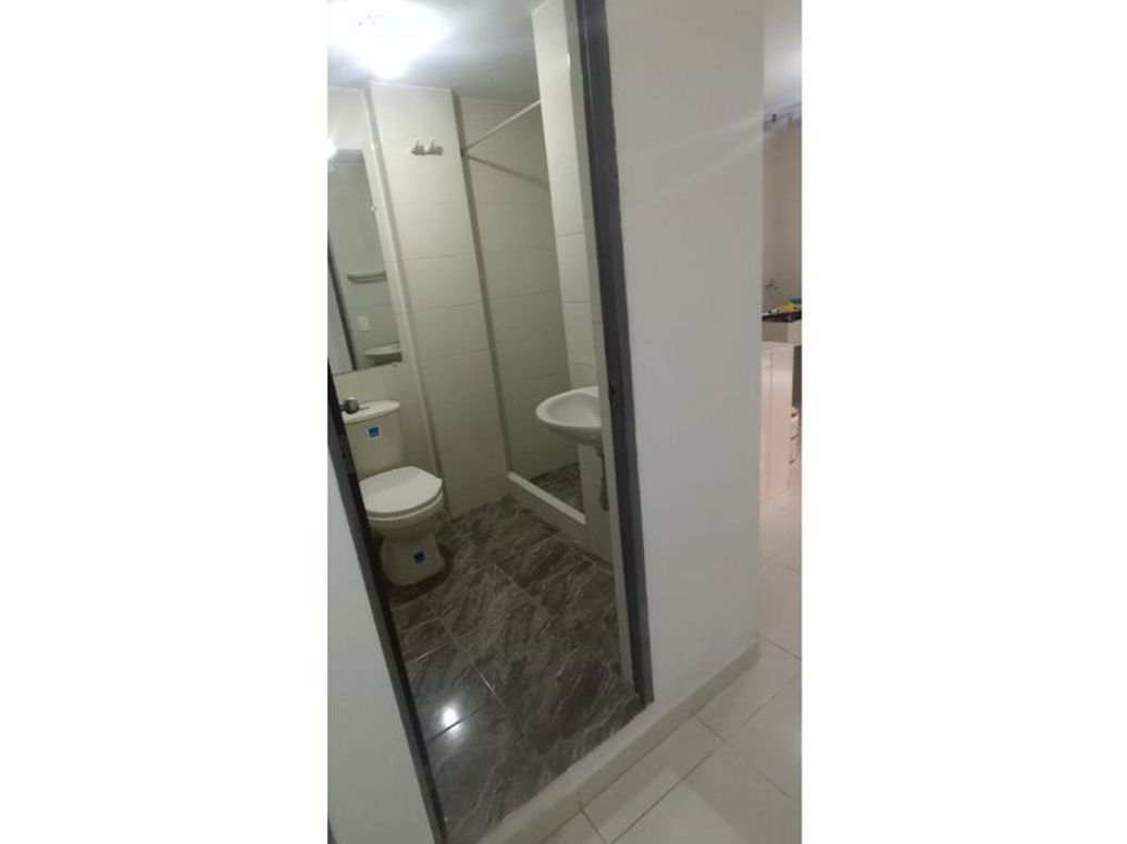 Casa de 11 alcobas en venta en El Refugio, Bogotá, 72 m² · foto 9 de 18