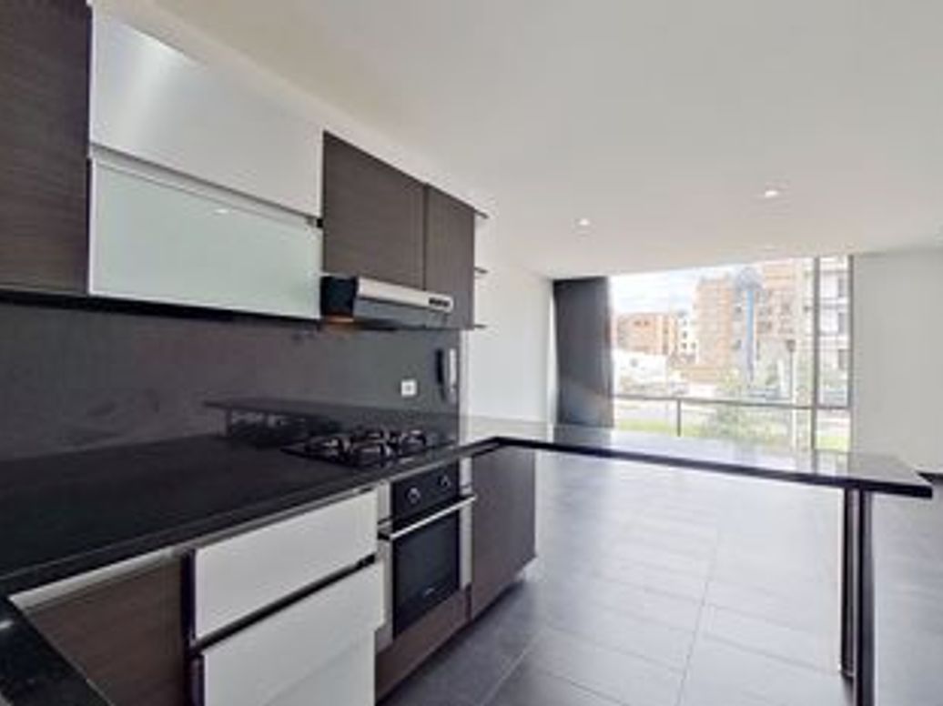 Apartamento de 2 alcobas en venta en Santa Barbara Occidental, Bogotá, 64 m² · foto 2 de 16