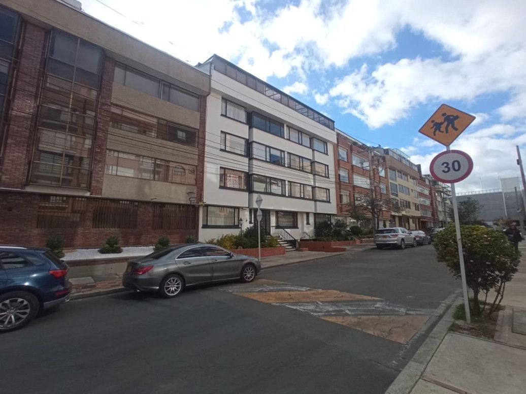 Apartamento de 2 alcobas en venta en Santa Barbara Central, Bogotá, 74 m² · foto 2 de 19
