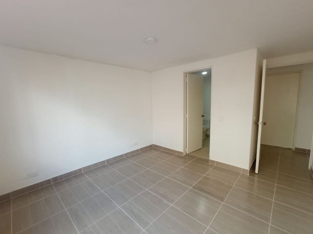 Apartamento de 2 alcobas en venta en Santa Barbara Central, Bogotá, 74 m² · foto 10 de 19