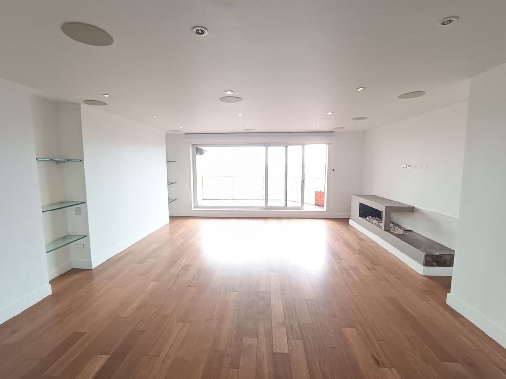 Apartamento de 2 alcobas en venta en El Refugio, Bogotá, 192 m² · foto 2 de 20