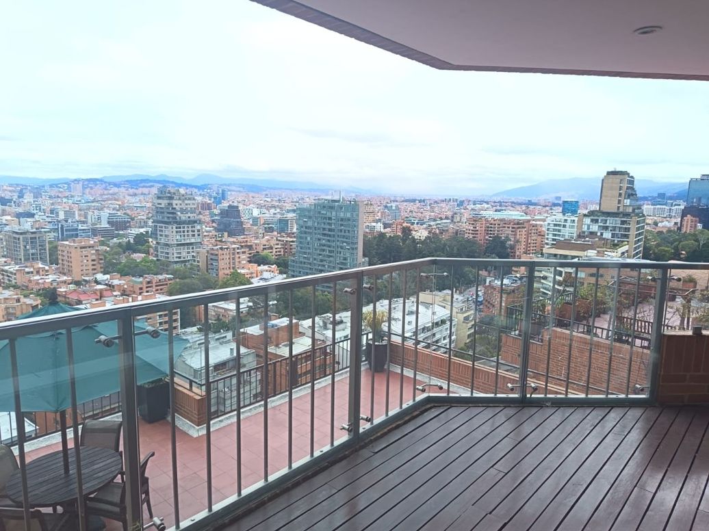 Apartamento de 2 alcobas en venta en El Refugio, Bogotá, 192 m² · foto 3 de 20