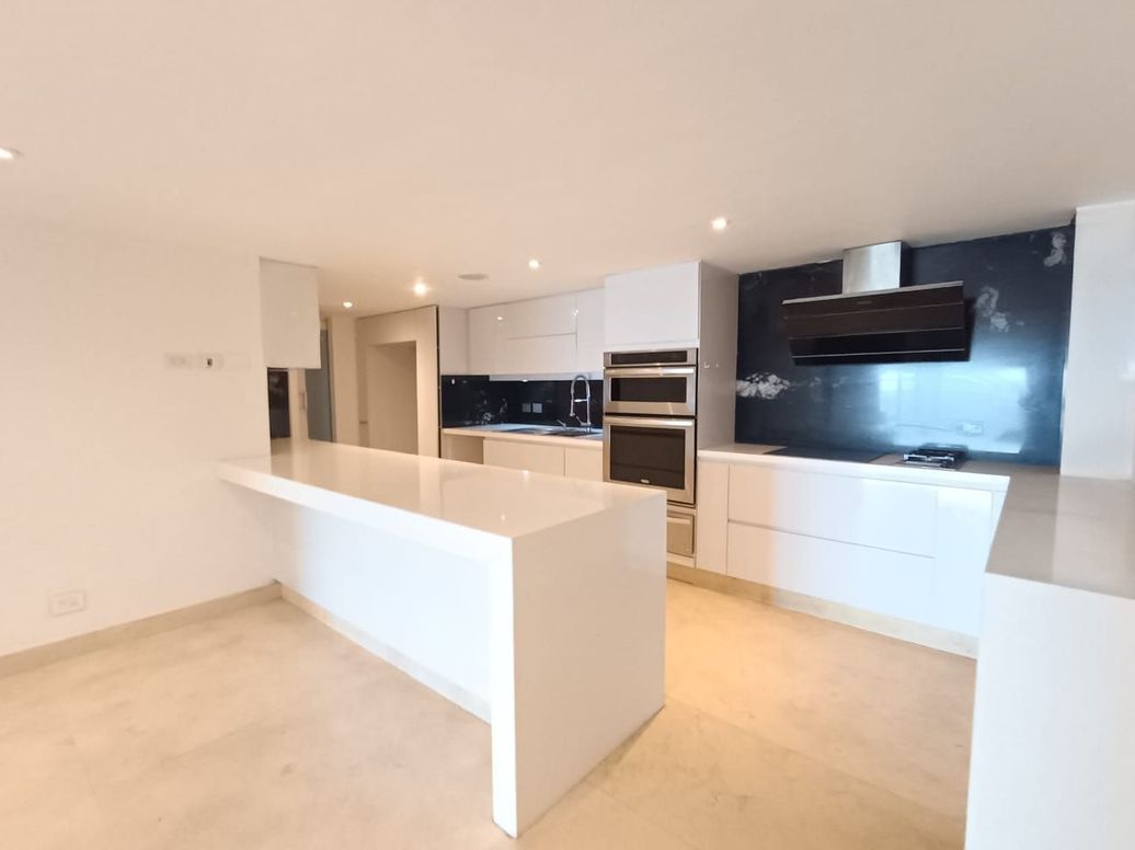 Apartamento de 2 alcobas en venta en El Refugio, Bogotá, 192 m² · foto 5 de 20