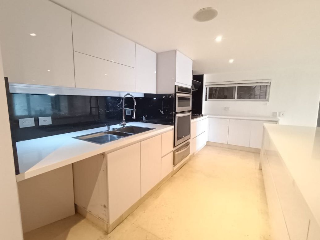 Apartamento de 2 alcobas en venta en El Refugio, Bogotá, 192 m² · foto 4 de 20