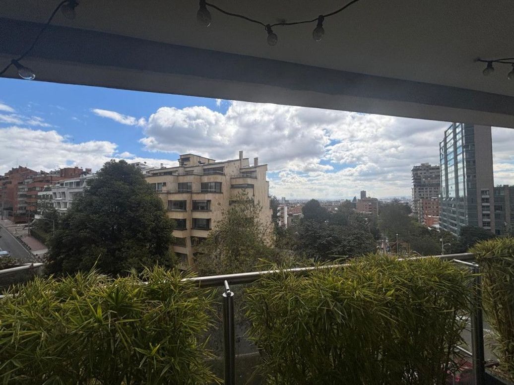 Apartamento de 3 alcobas en venta en El Refugio, Bogotá, 190 m² · foto 2 de 12
