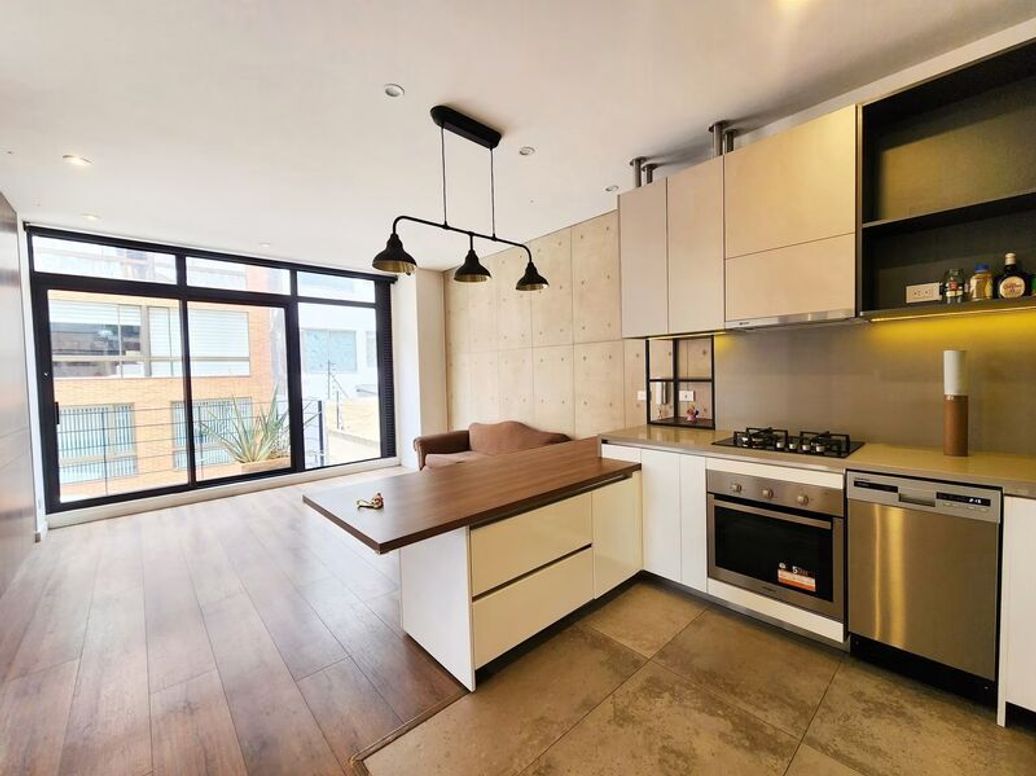 Apartamento de 1 alcoba en venta en Santa Barbara Occidental, Bogotá, 86 m² · foto 3 de 9