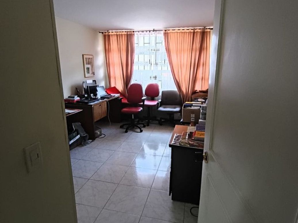Apartamento de 4 alcobas en venta en Santa Barbara Central, Bogotá, 154 m² · foto 2 de 6