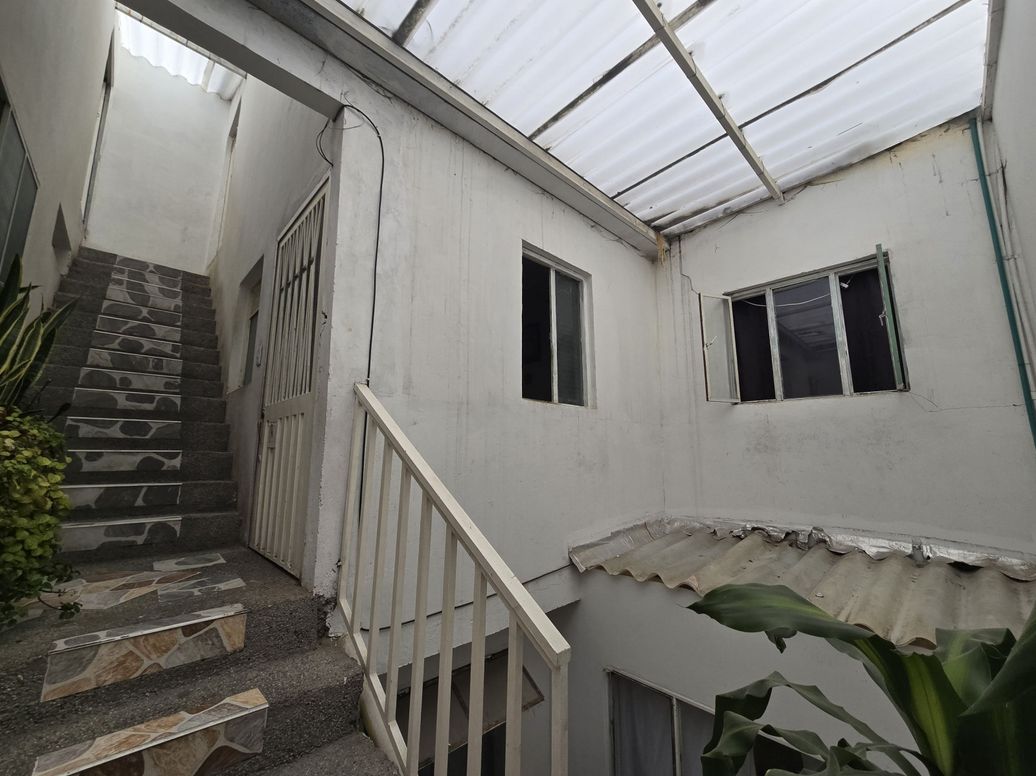 Casa de 6 alcobas en venta en Marco Fidel Suarez, Bogotá, 378 m² · foto 13 de 14