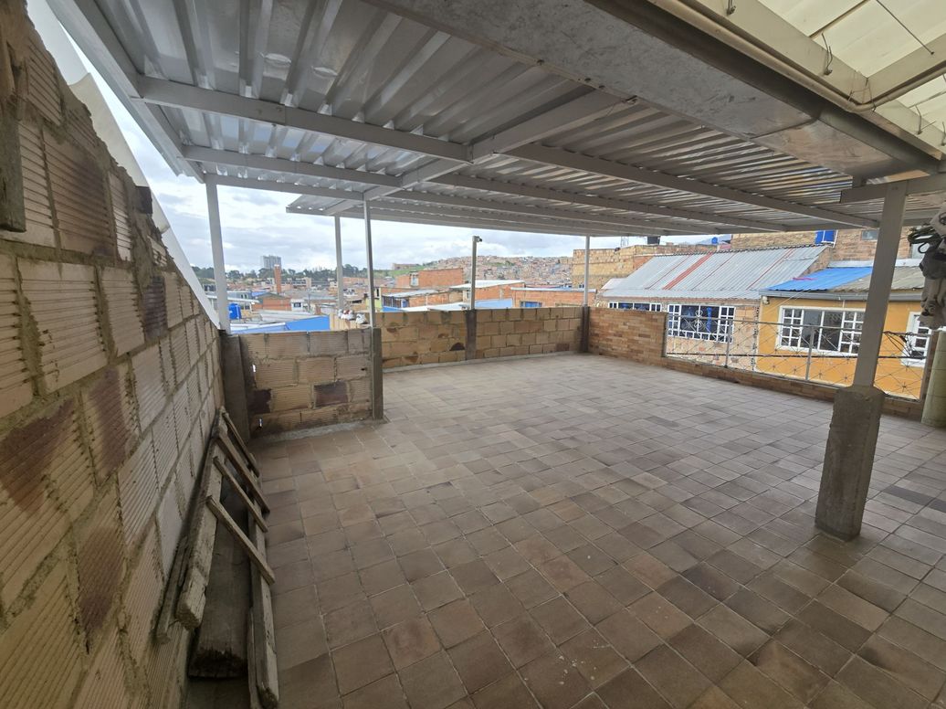 Casa de 6 alcobas en venta en Marco Fidel Suarez, Bogotá, 378 m² · foto 4 de 14