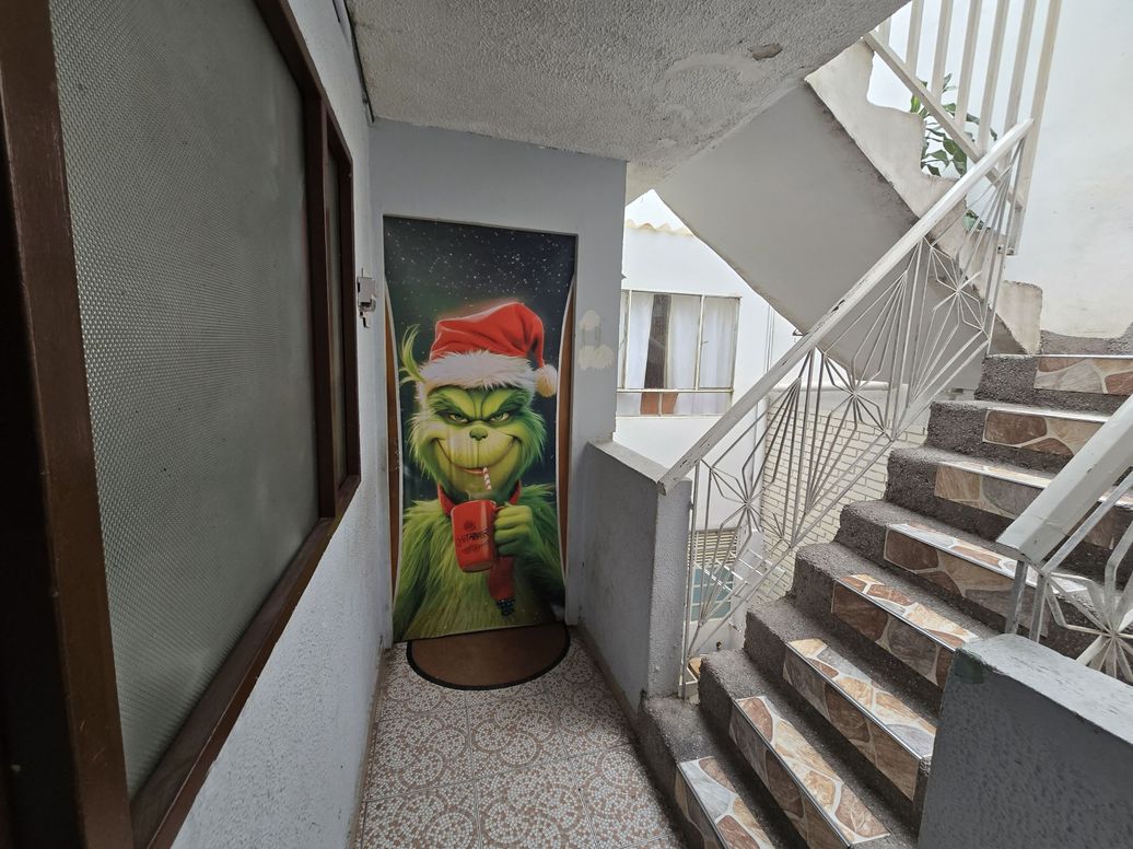 Casa de 6 alcobas en venta en Marco Fidel Suarez, Bogotá, 378 m² · foto 10 de 14