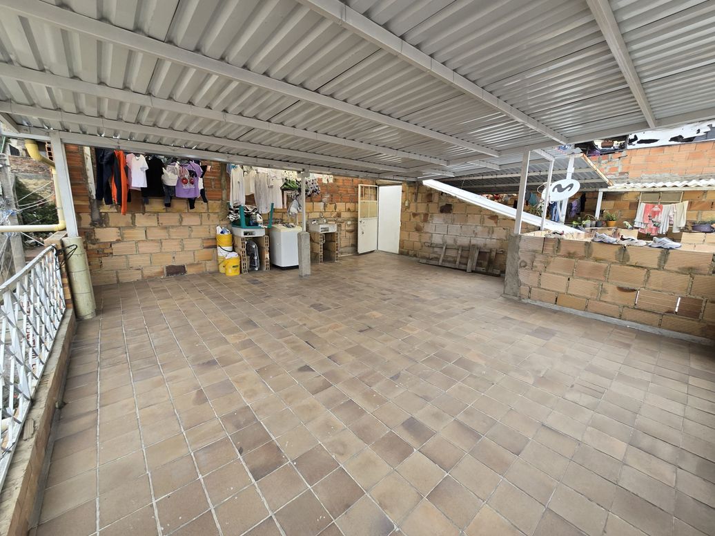 Casa de 6 alcobas en venta en Marco Fidel Suarez, Bogotá, 378 m² · foto 8 de 14
