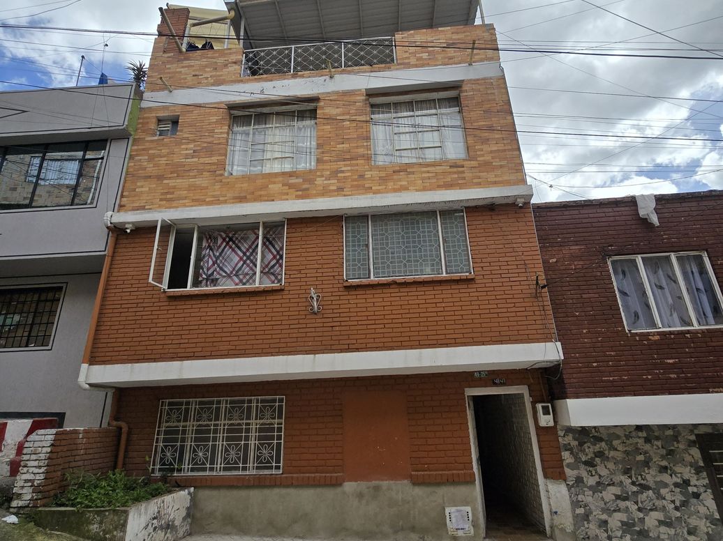 Casa de 6 alcobas en venta en Marco Fidel Suarez, Bogotá, 378 m² · foto 2 de 14
