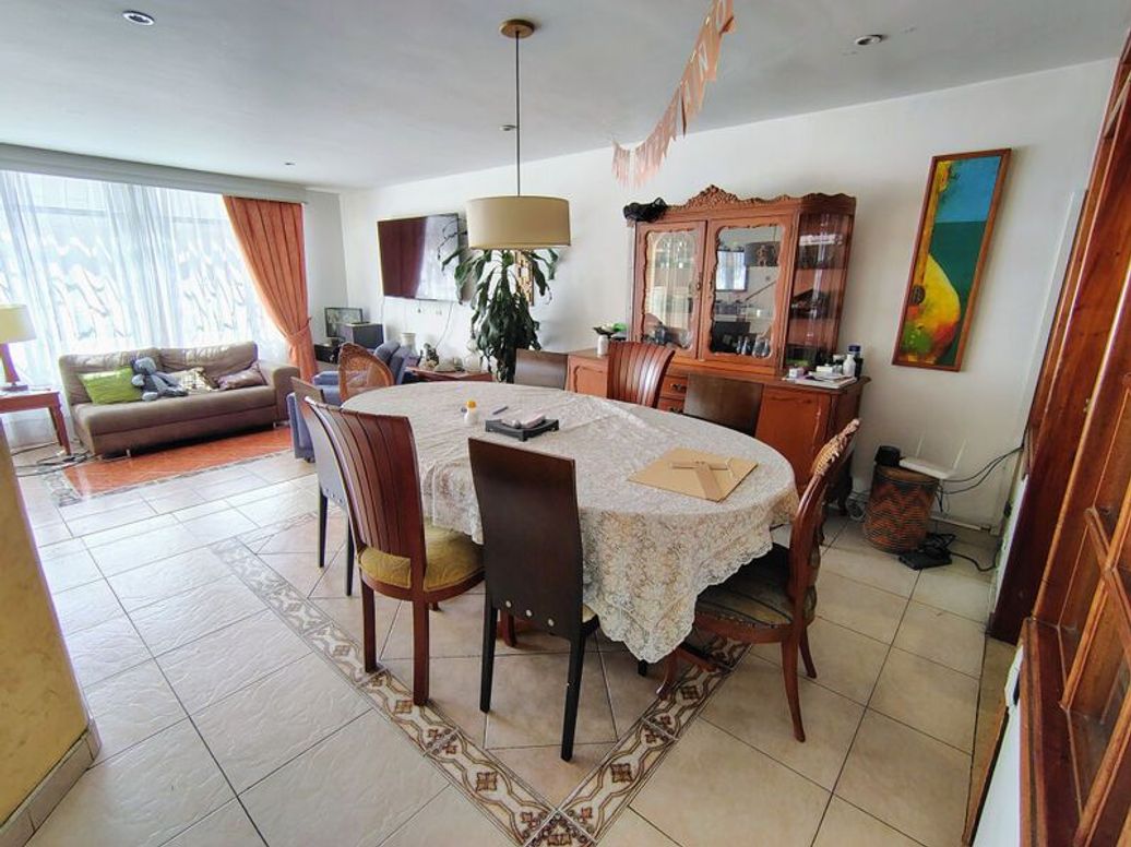 Casa de 8 alcobas en venta en Chapinero, Bogotá, 400 m² · foto 9 de 20