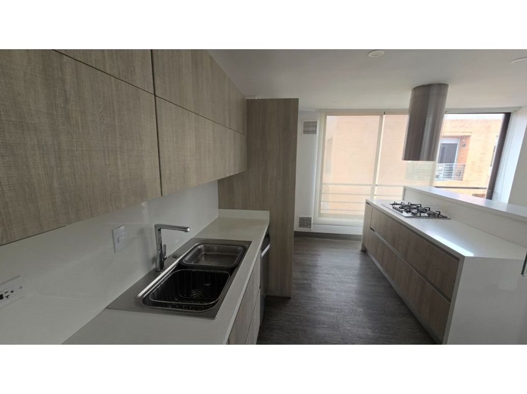 Apartamento de 3 alcobas en venta en Santa Barbara, Bogotá, 123 m² · foto 2 de 12
