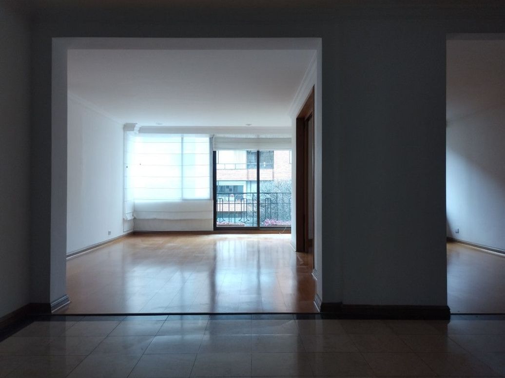 Apartamento de 3 alcobas en venta en Santa Barbara Occidental, Bogotá, 186 m² · foto 3 de 20