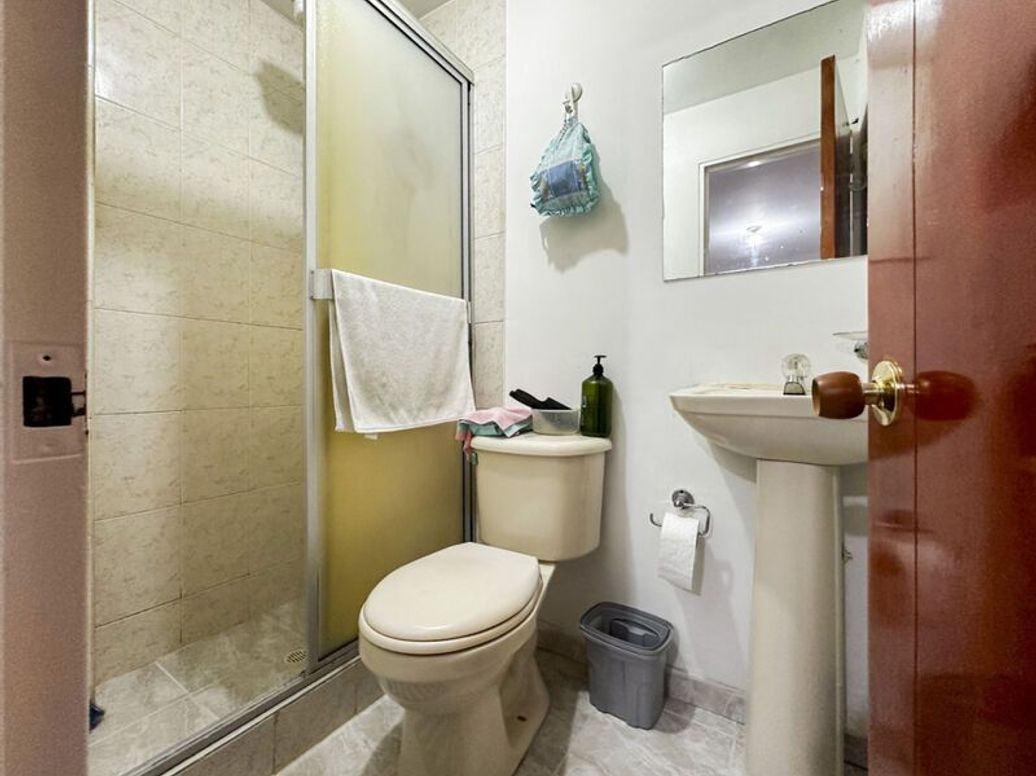 Casa de 5 alcobas en venta en Los Nogales, Bogotá, 210 m² · foto 17 de 20