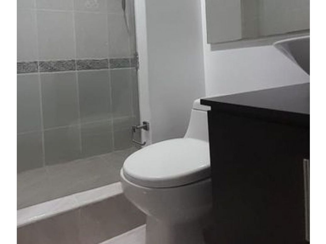Apartamento de 2 alcobas en venta en Santa Barbara, Bogotá, 112 m² · foto 4 de 9