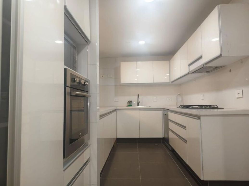 Apartamento de 4 alcobas en venta en La Cabaña, Bogotá, 137 m² · foto 5 de 7