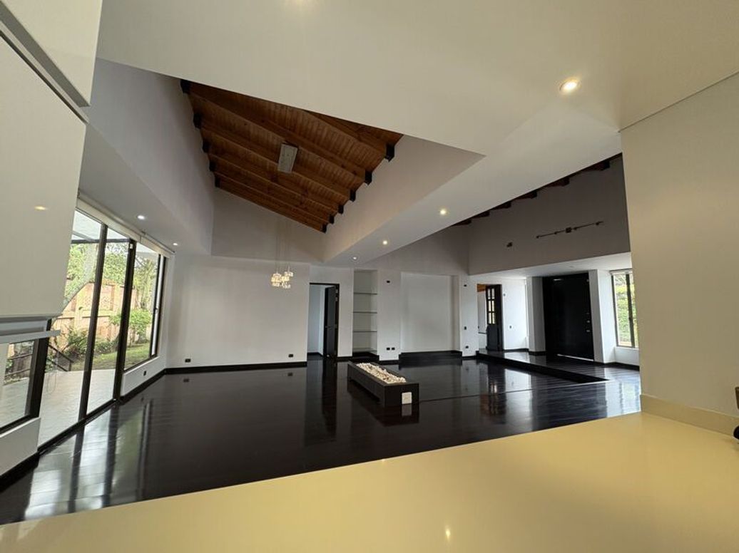 Casa de 4 alcobas en venta en Viveros, Bogotá, 349 m² · foto 2 de 20