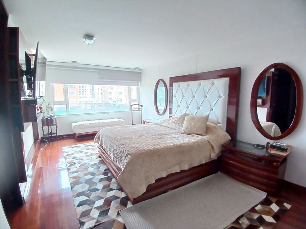 Apartamento de 4 alcobas en venta en Cr. Puerto Madero, Bogotá, 236 m² · foto 2 de 16