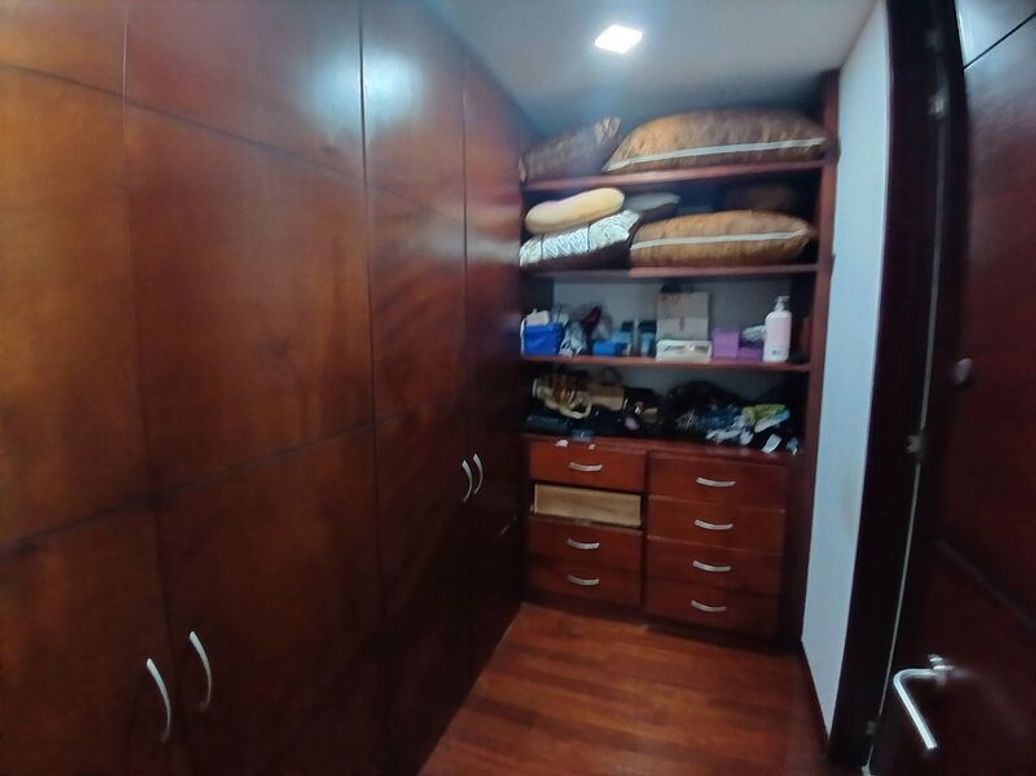 Apartamento de 4 alcobas en venta en Cr. Puerto Madero, Bogotá, 236 m² · foto 3 de 16