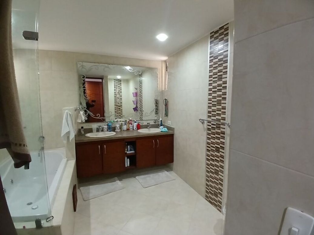 Apartamento de 4 alcobas en venta en Cr. Puerto Madero, Bogotá, 236 m² · foto 4 de 16