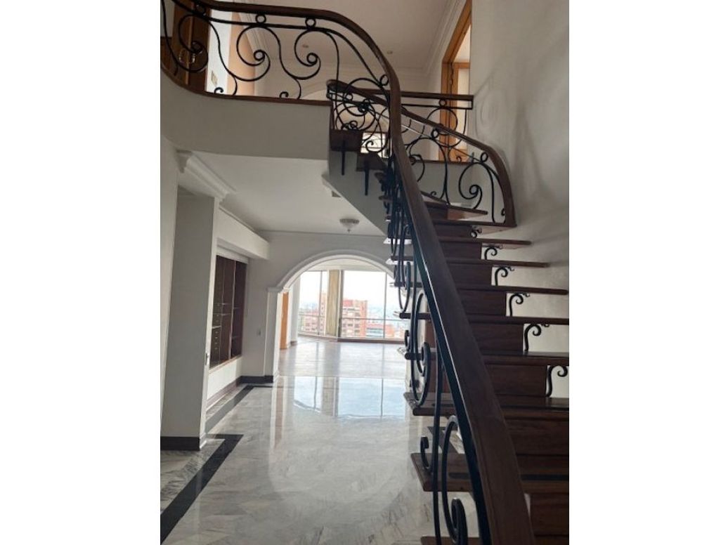 Apartamento de 4 alcobas en venta en Los Rosales, Bogotá, 374 m² · foto 10 de 17