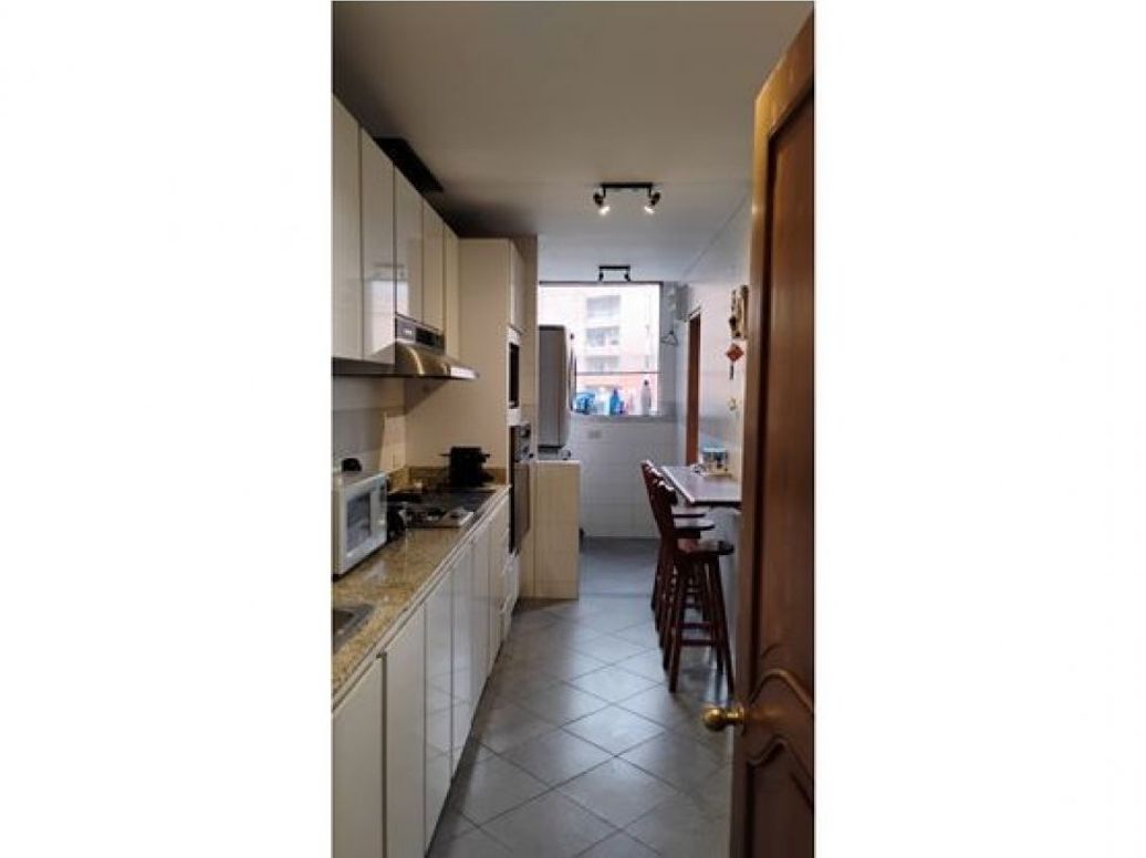 Apartamento de 2 alcobas en venta en Los Rosales, Bogotá, 150 m² · foto 2 de 20