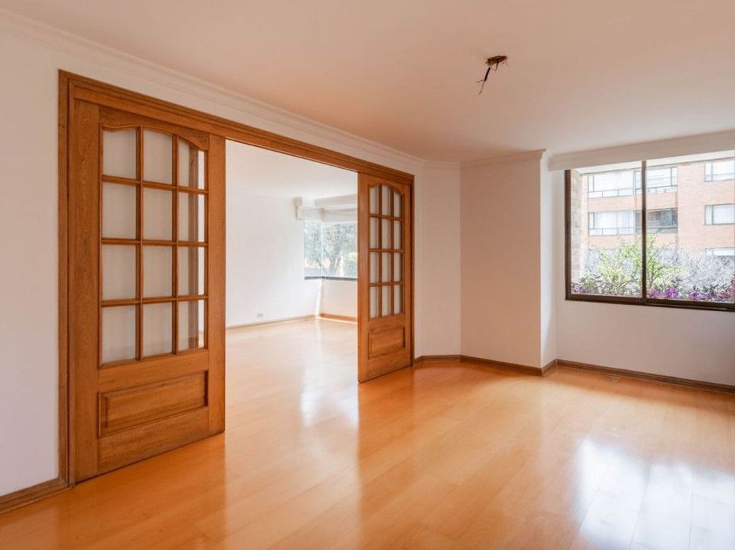 Apartamento de 4 alcobas en venta en Santa Barbara Occidental, Bogotá, 208 m² · foto 2 de 20