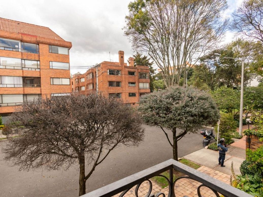 Apartamento de 4 alcobas en venta en Santa Barbara Occidental, Bogotá, 208 m² · foto 4 de 20