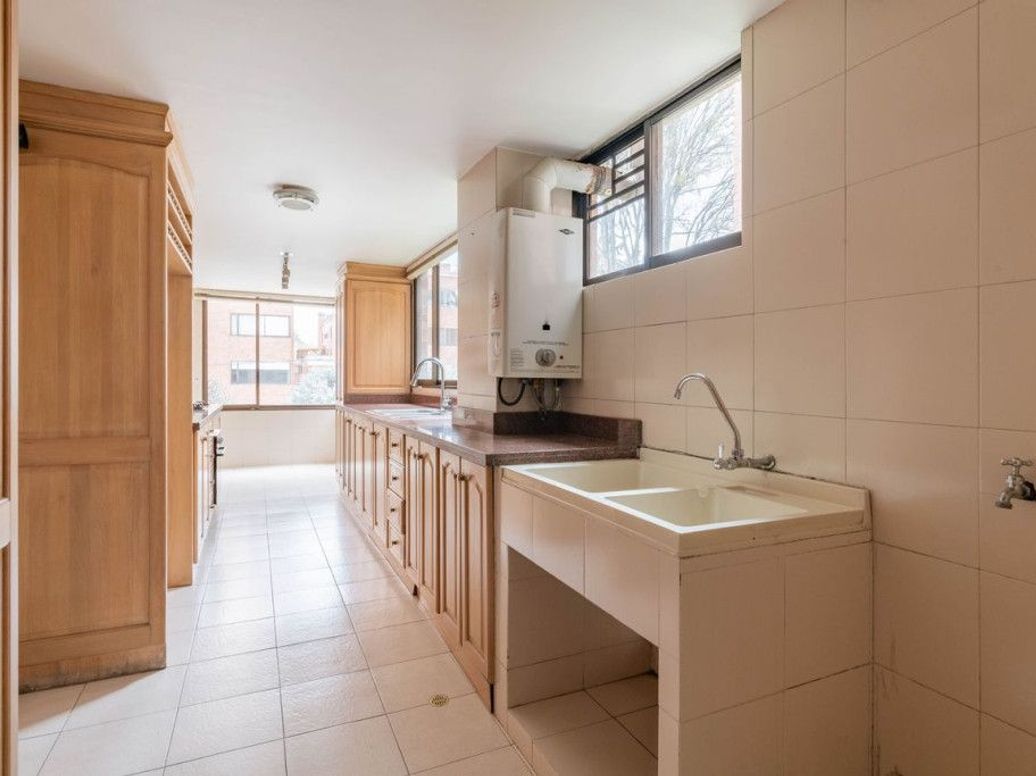 Apartamento de 4 alcobas en venta en Santa Barbara Occidental, Bogotá, 208 m² · foto 11 de 20